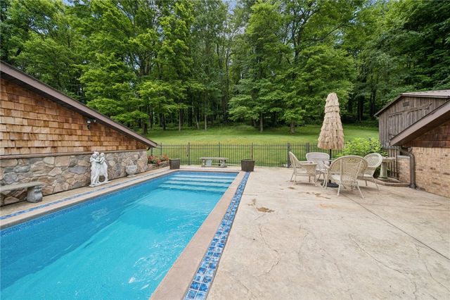 100 Lee Ln, Allegheny Twp, PA 15656