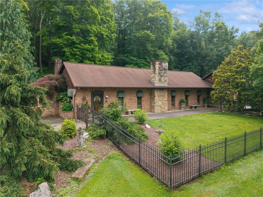 100 Lee Ln, Allegheny Twp, PA 15656