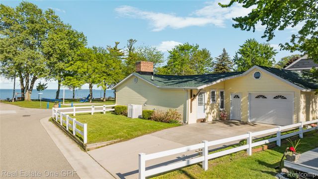 5871 Manor Drive, Fort Gratiot Charter Township, MI 48059