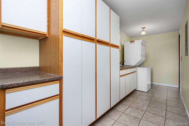 5871 Manor Drive, Fort Gratiot Charter Township, MI 48059