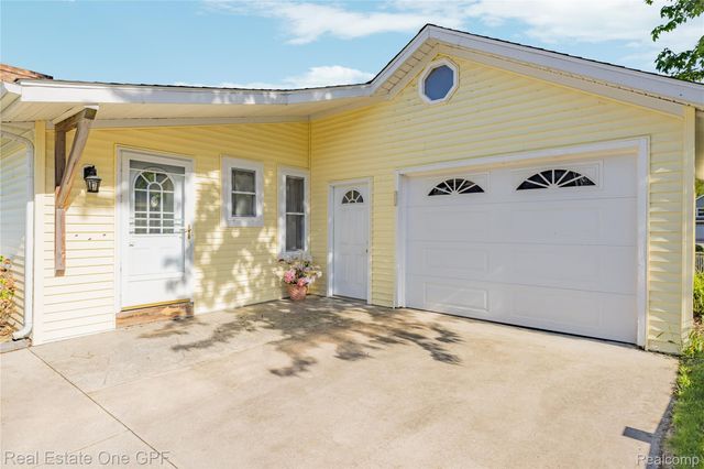 5871 Manor Drive, Fort Gratiot Charter Township, MI 48059