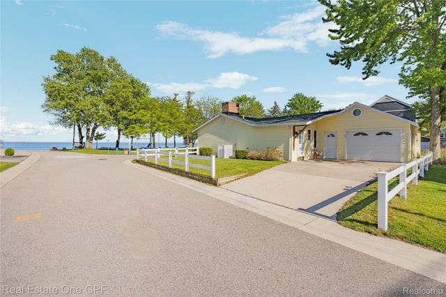 5871 Manor Drive, Fort Gratiot Charter Township, MI 48059