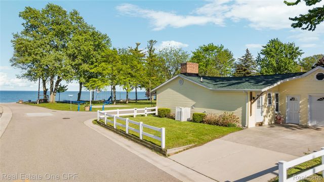 5871 Manor Drive, Fort Gratiot Charter Township, MI 48059