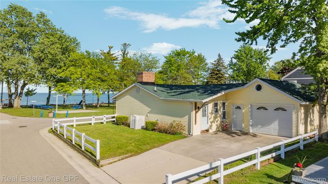 5871 Manor Drive, Fort Gratiot Charter Township, MI 48059