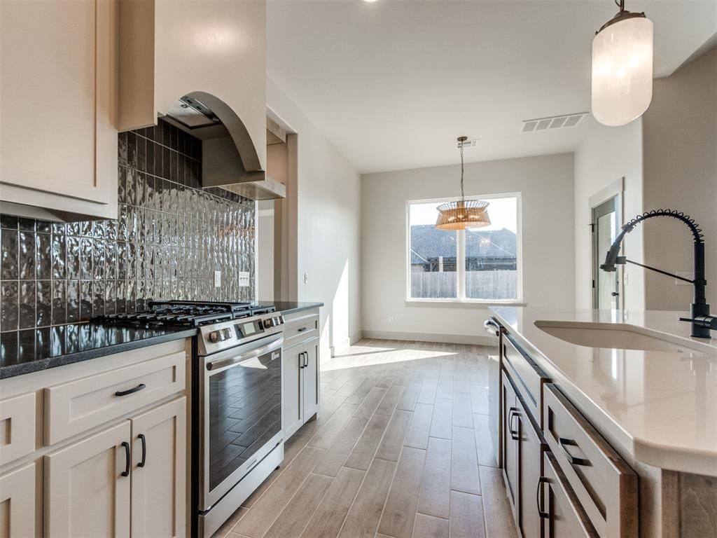 Image 13 of property listing at 1120 Jozie Way, Tuttle, OK 73089