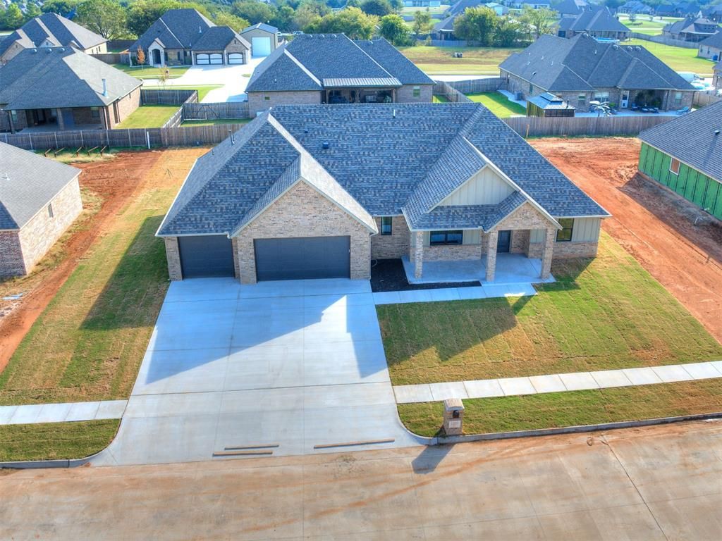 Image 4 of property listing at 1120 Jozie Way, Tuttle, OK 73089
