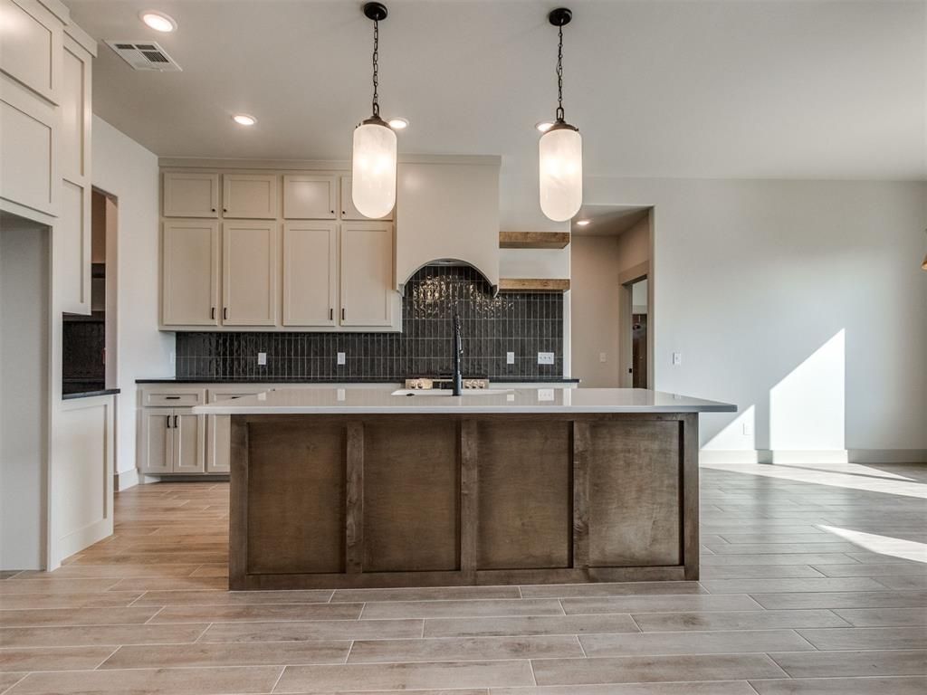 Image 10 of property listing at 1120 Jozie Way, Tuttle, OK 73089
