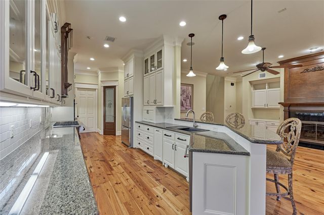 102 Winthrop Harbor S, Montgomery, TX 77356