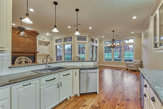 102 Winthrop Harbor S, Montgomery, TX 77356