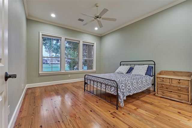 102 Winthrop Harbor S, Montgomery, TX 77356