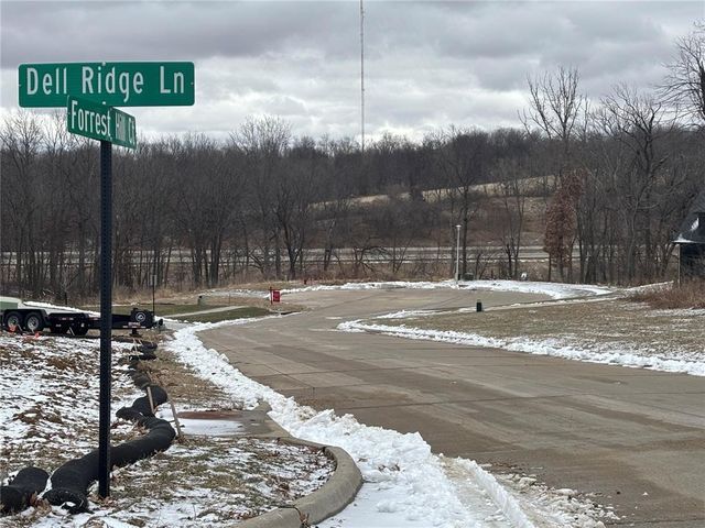 3055 Forrest Hill Ct, Hiawatha, IA 52233