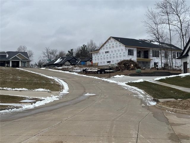 3055 Forrest Hill Ct, Hiawatha, IA 52233