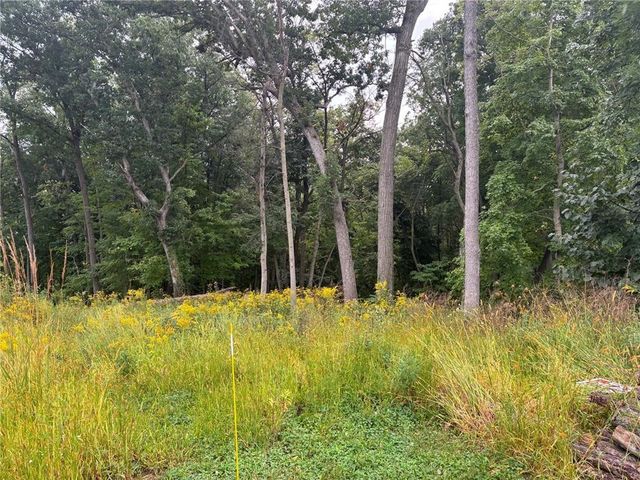 3055 Forrest Hill Ct, Hiawatha, IA 52233