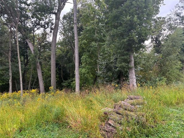 3055 Forrest Hill Ct, Hiawatha, IA 52233