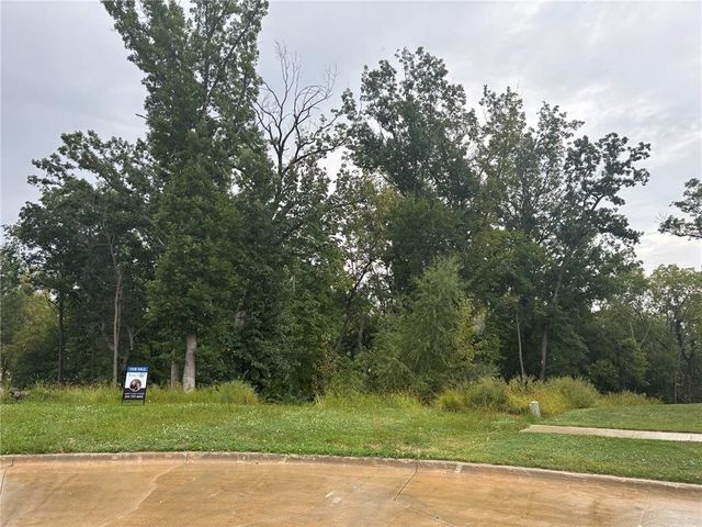 3055 Forrest Hill Ct, Hiawatha, IA 52233