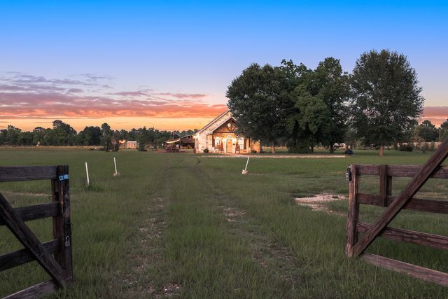 105 County Road 2239, Cleveland, TX 77327