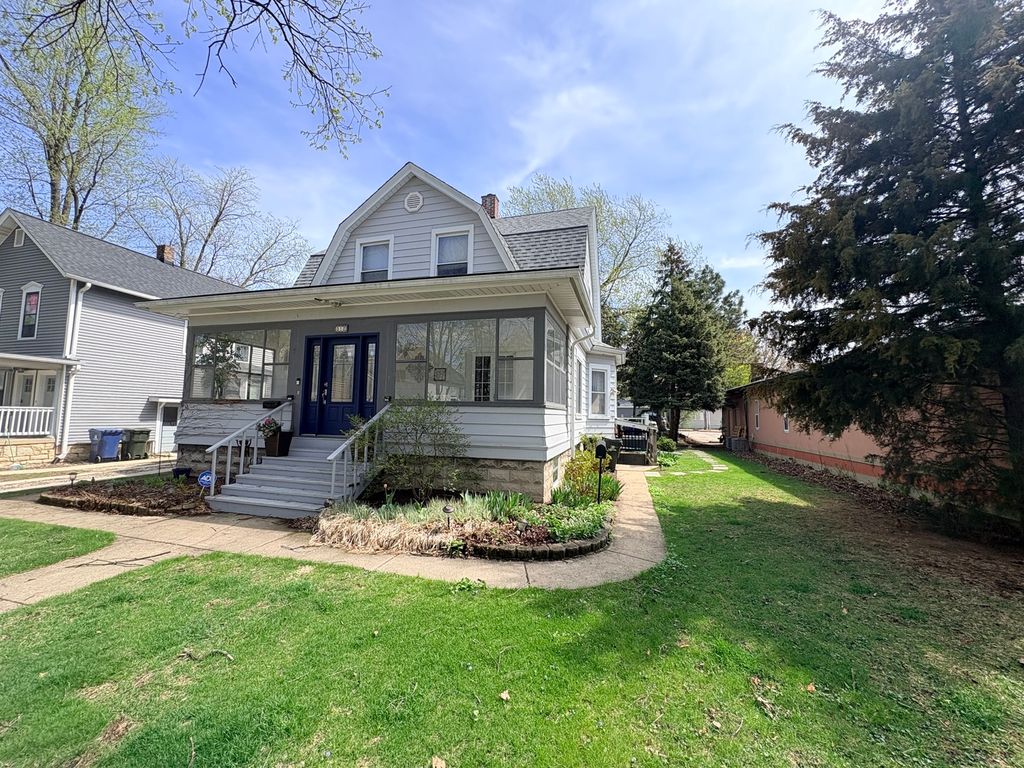 512 N Center Street, Naperville, IL 60563
