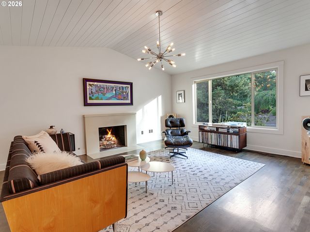 15 CHURCHILL DOWNS, Lake Oswego, OR 97035