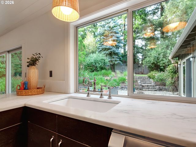 15 CHURCHILL DOWNS, Lake Oswego, OR 97035