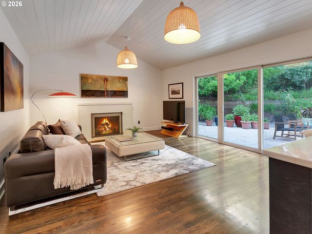 15 CHURCHILL DOWNS, Lake Oswego, OR 97035
