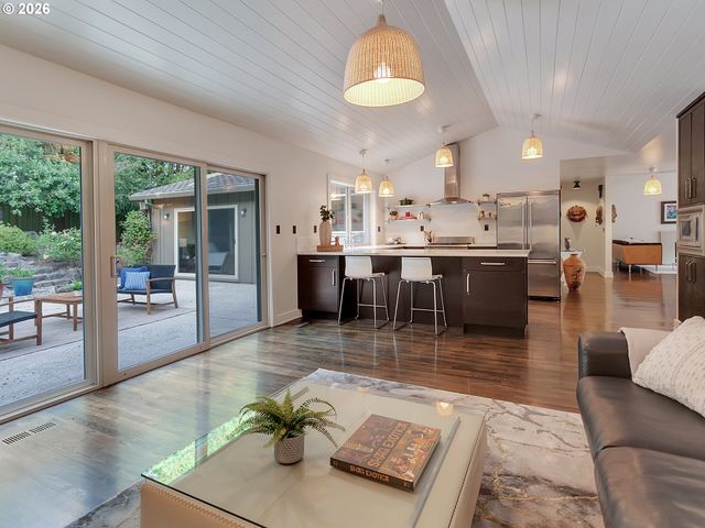 15 CHURCHILL DOWNS, Lake Oswego, OR 97035