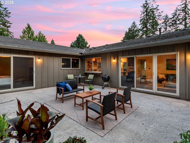 15 CHURCHILL DOWNS, Lake Oswego, OR 97035