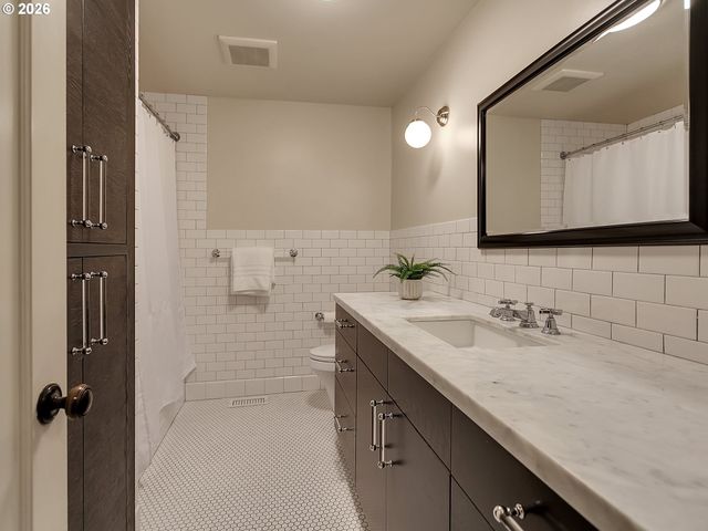 15 CHURCHILL DOWNS, Lake Oswego, OR 97035