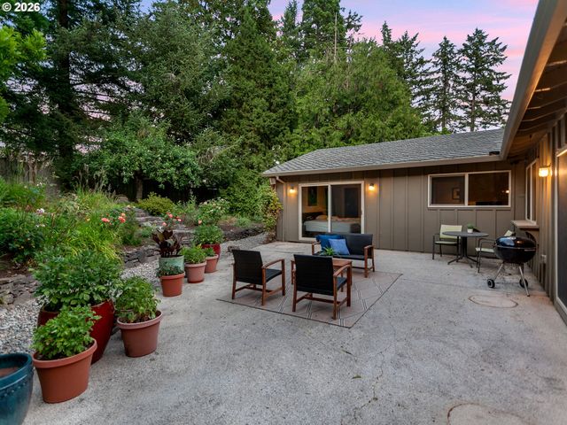 15 CHURCHILL DOWNS, Lake Oswego, OR 97035