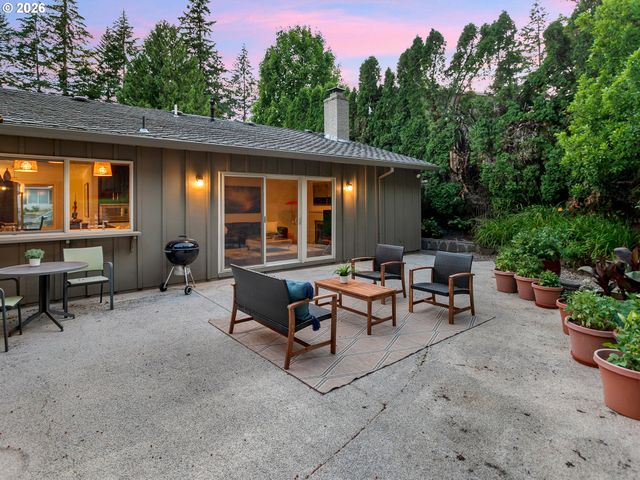 15 CHURCHILL DOWNS, Lake Oswego, OR 97035