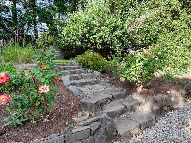 15 CHURCHILL DOWNS, Lake Oswego, OR 97035