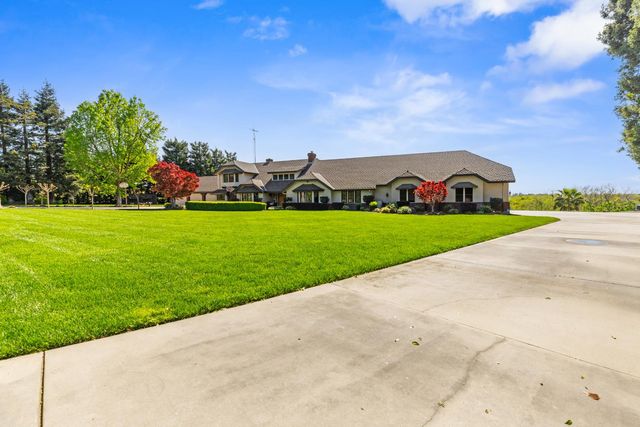 9000 Oak View Dr, Oakdale, CA 95361