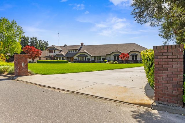 9000 Oak View Dr, Oakdale, CA 95361