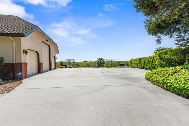 9000 Oak View Dr, Oakdale, CA 95361