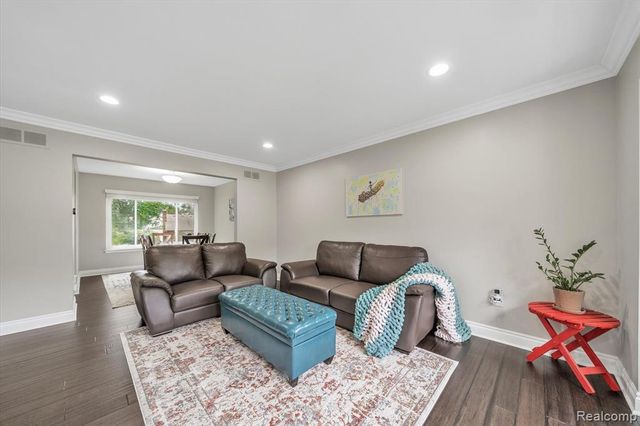 2147 Hickory Leaf Court, Rochester Hills, MI 48309