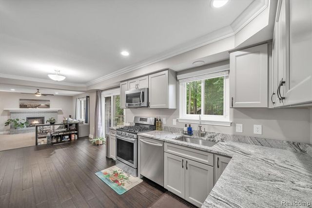 2147 Hickory Leaf Court, Rochester Hills, MI 48309