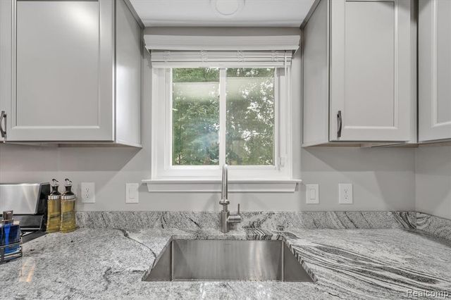 2147 Hickory Leaf Court, Rochester Hills, MI 48309