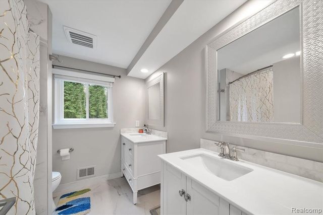 2147 Hickory Leaf Court, Rochester Hills, MI 48309