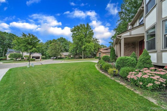 2147 Hickory Leaf Court, Rochester Hills, MI 48309