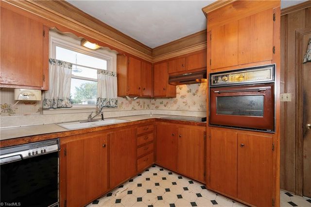 5751 Vickie Drive, Winston-salem, NC 27106