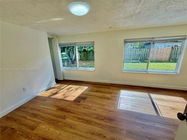 2036 NW 28th St, Oakland Park, FL 33311