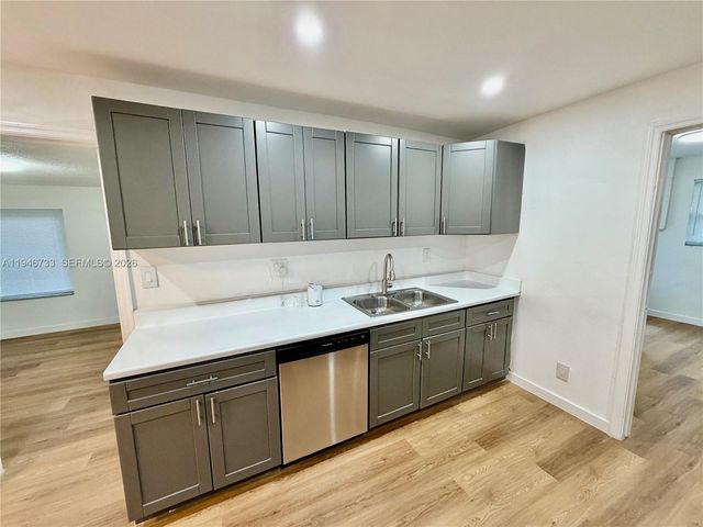 2036 NW 28th St, Oakland Park, FL 33311