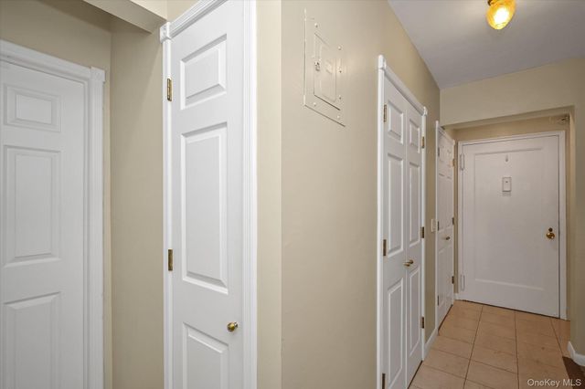 25 Elizabeth Street 2F, Farmingdale, NY 11735