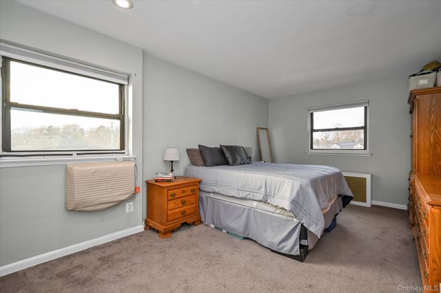 25 Elizabeth Street 2F, Farmingdale, NY 11735