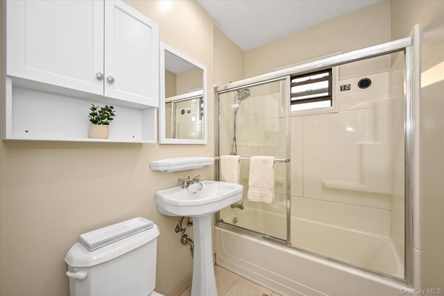 25 Elizabeth Street 2F, Farmingdale, NY 11735