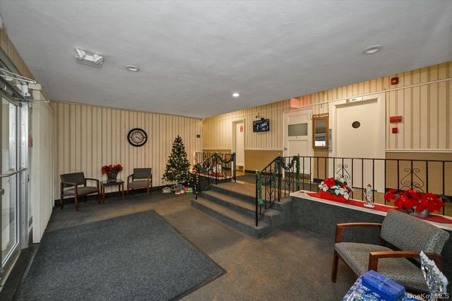 25 Elizabeth Street 2F, Farmingdale, NY 11735