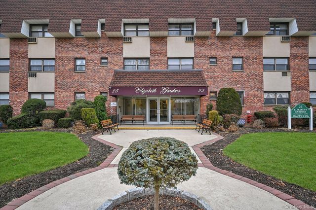 25 Elizabeth Street 2F, Farmingdale, NY 11735