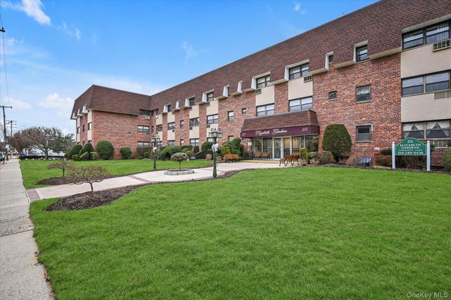 25 Elizabeth Street 2F, Farmingdale, NY 11735