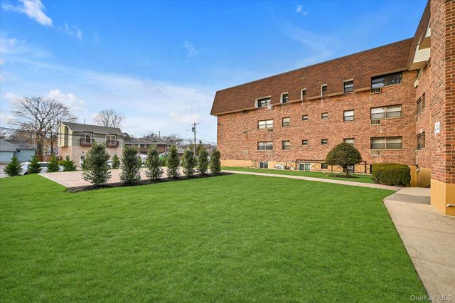 25 Elizabeth Street 2F, Farmingdale, NY 11735