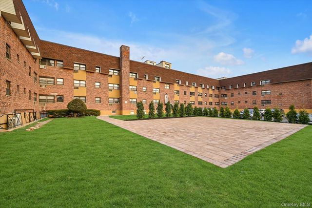 25 Elizabeth Street 2F, Farmingdale, NY 11735