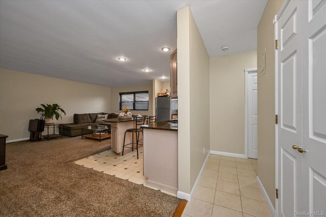 25 Elizabeth Street 2F, Farmingdale, NY 11735